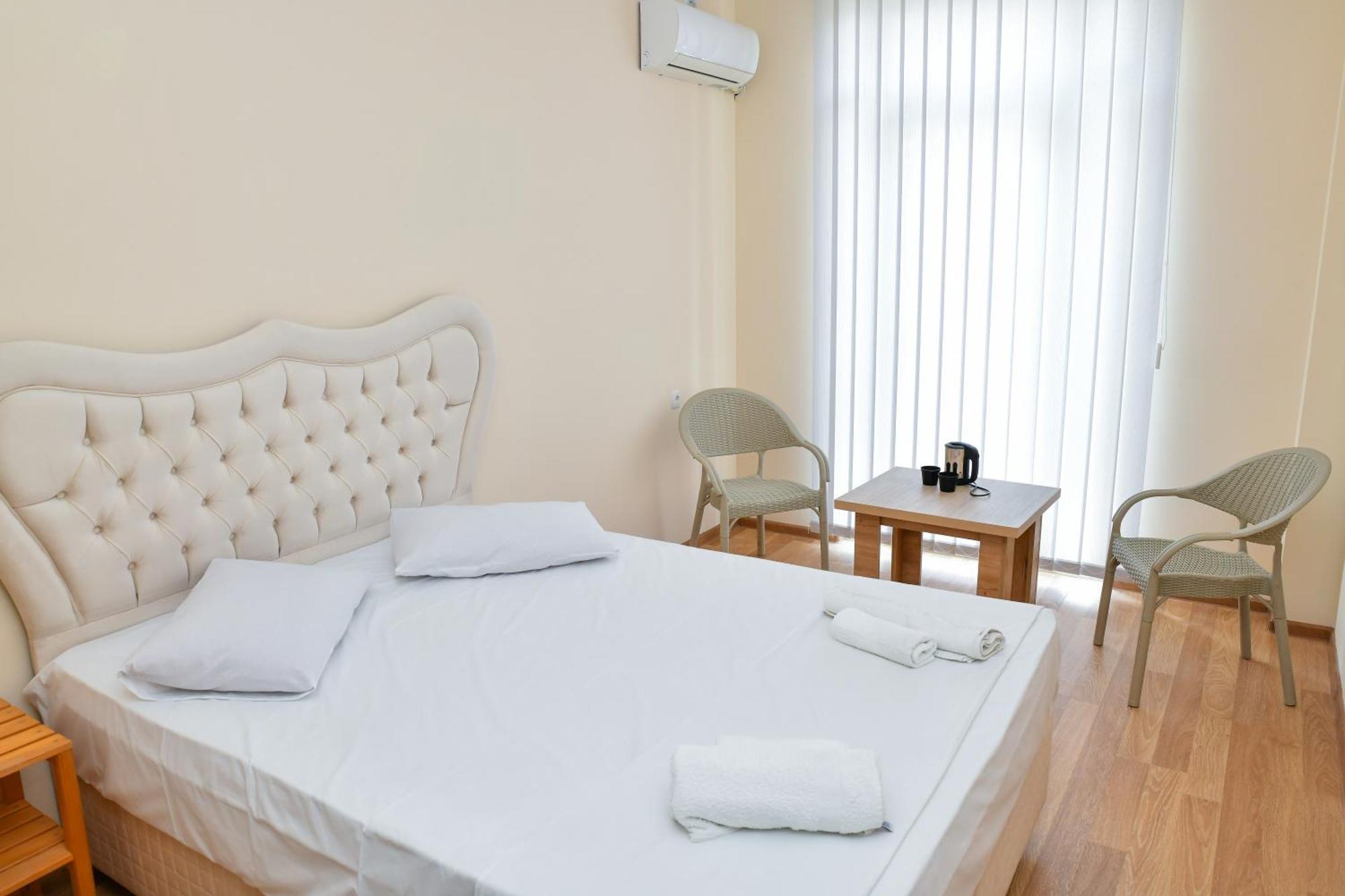 Just Inn Koutaïssi Extérieur photo