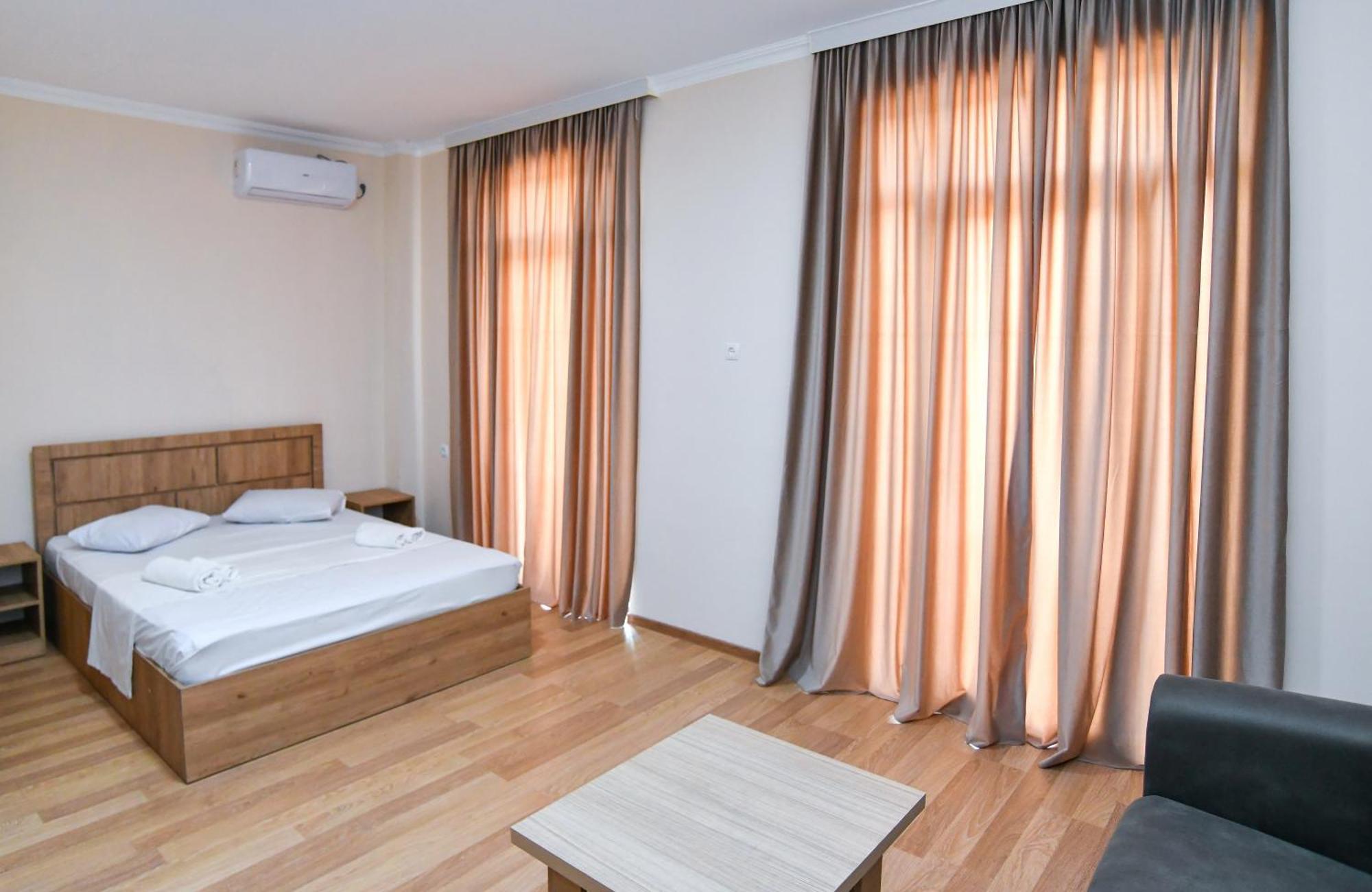 Just Inn Koutaïssi Extérieur photo