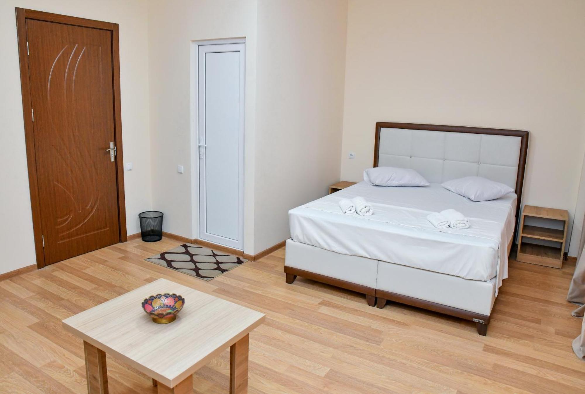 Just Inn Koutaïssi Extérieur photo