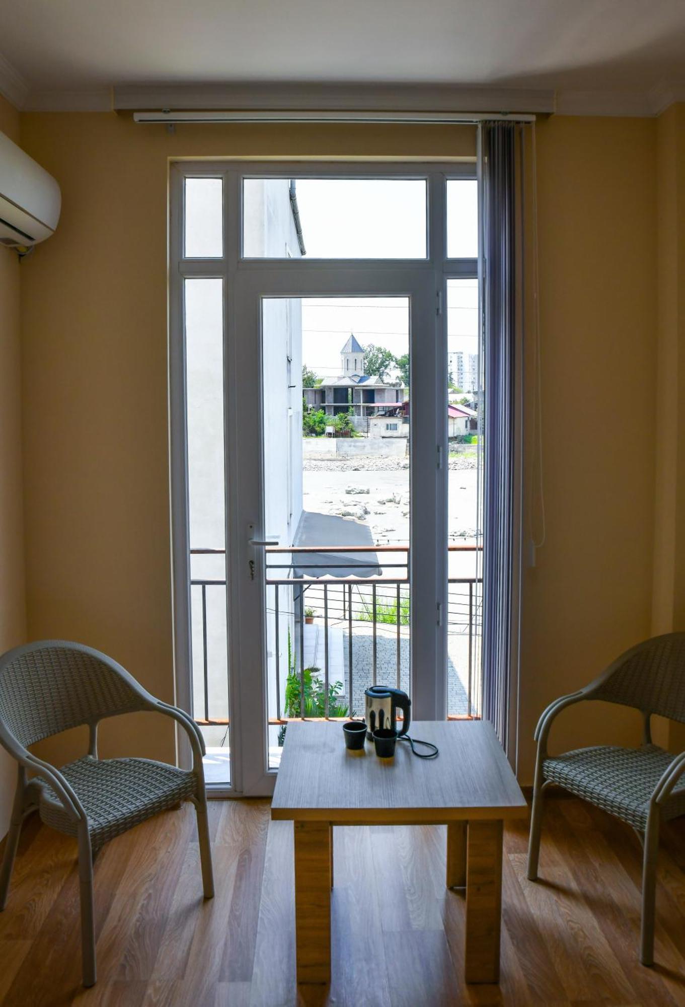 Just Inn Koutaïssi Extérieur photo